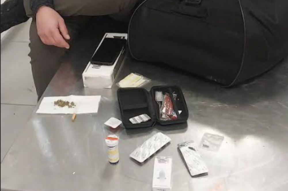 Un american a vrut să iasă din Moldova cu substanțe psihotrope și țigări cu cânepă